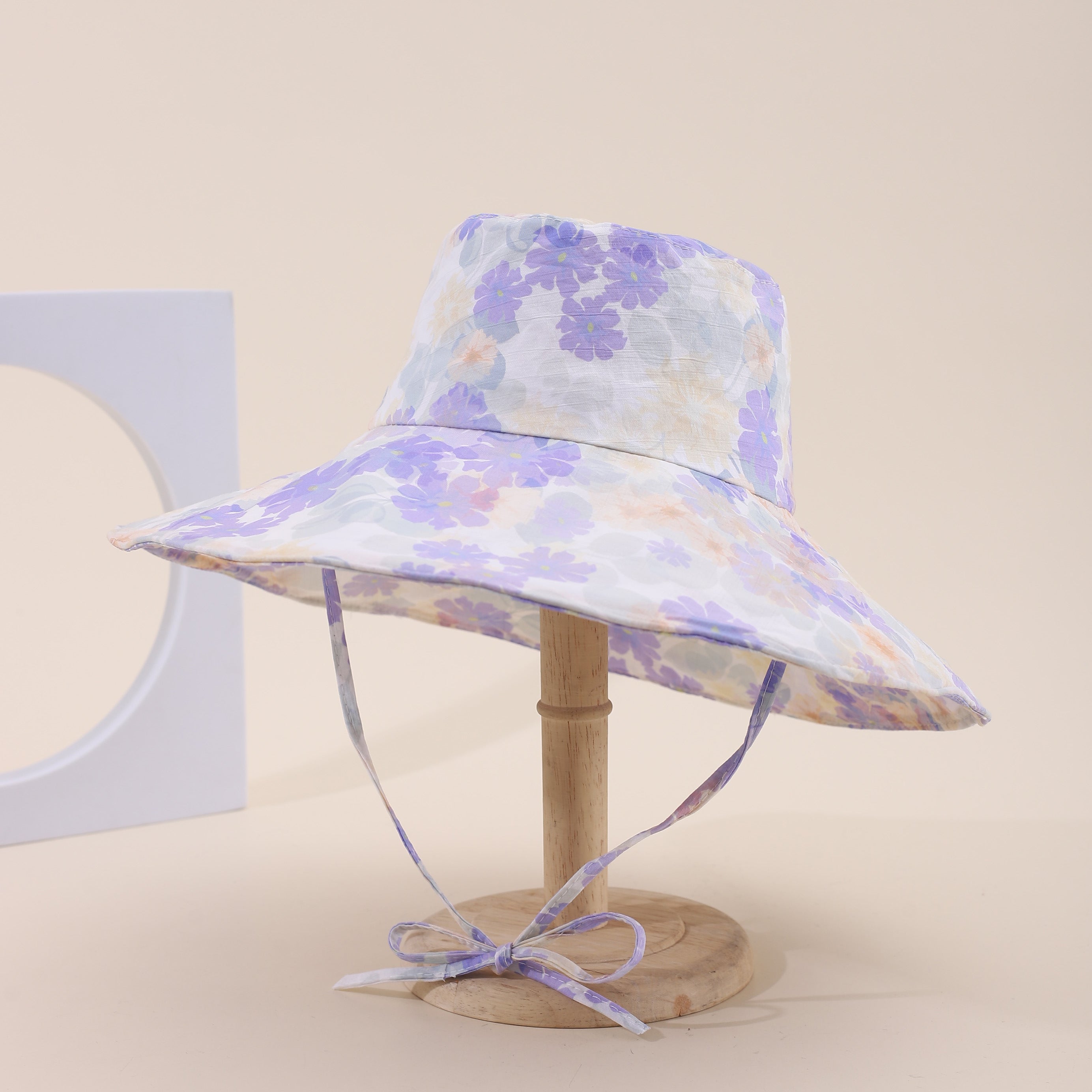 A Lady's Gradient Small Flower Tie-dye Wide-brimmed Hat With Adjustable And Shape-shifting Features, Trendy And Suitable For Outdoor, Beach And Vacation Activities.