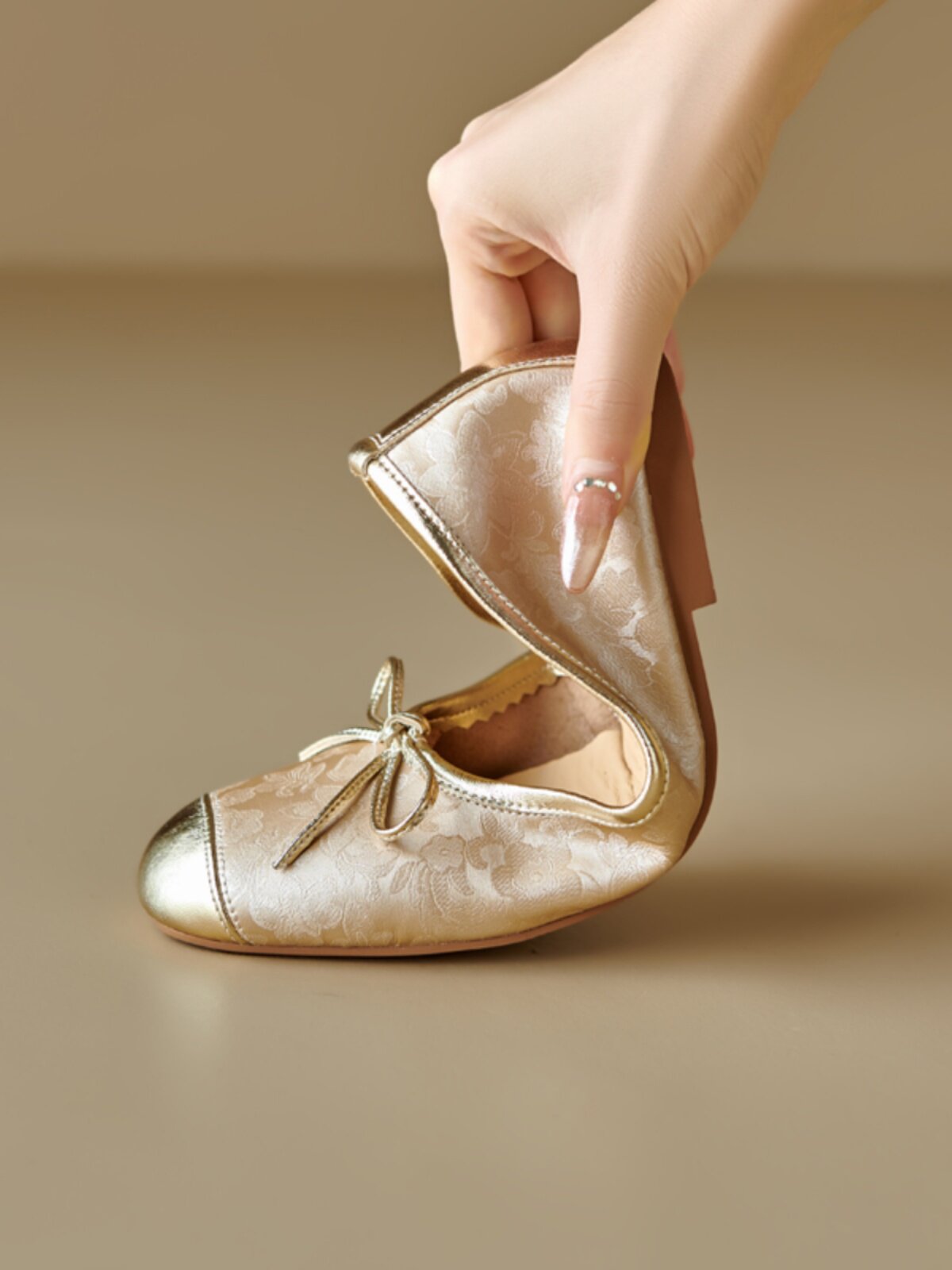 Soft-soled Large-size Ballet Flats With A Bow
