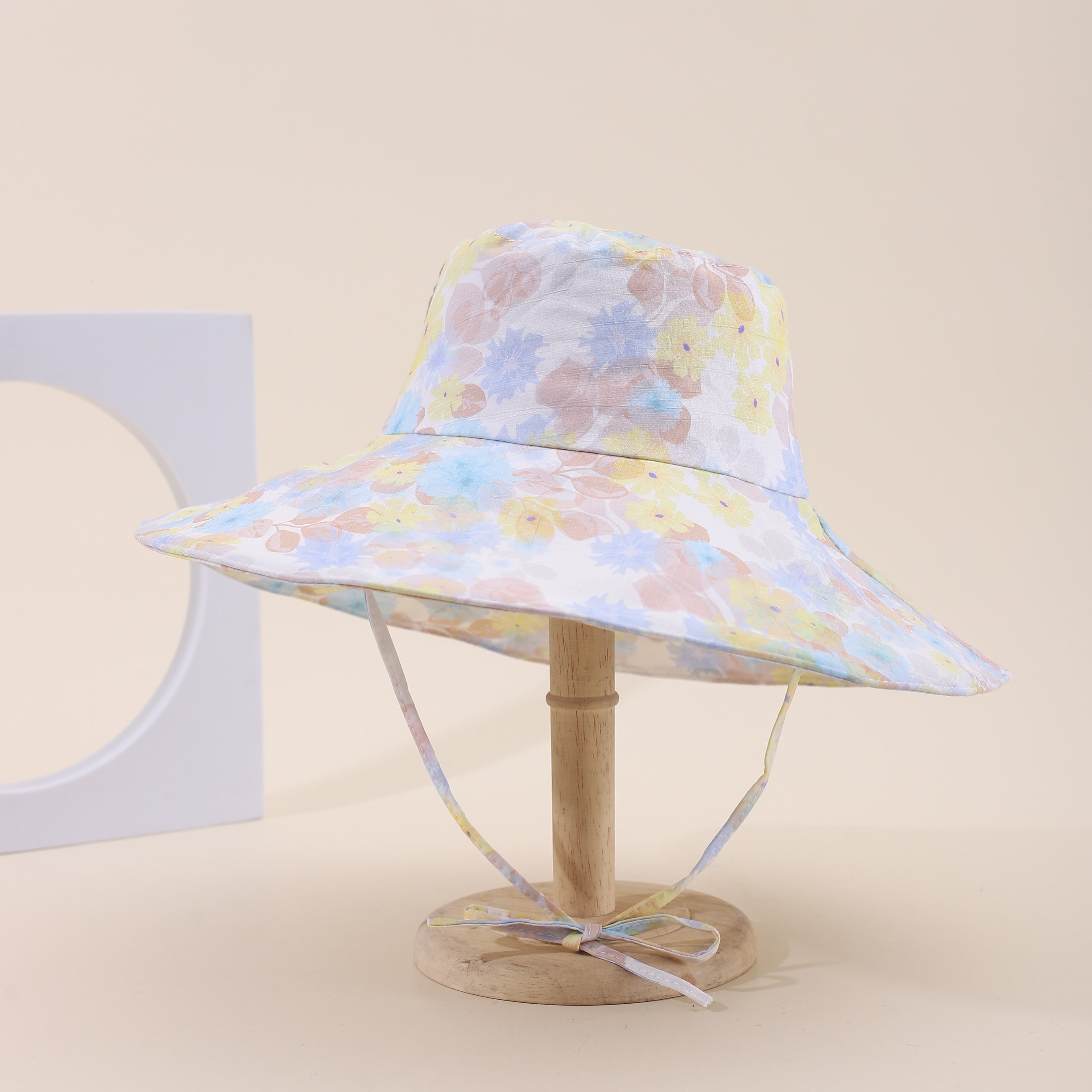 A Lady's Gradient Small Flower Tie-dye Wide-brimmed Hat With Adjustable And Shape-shifting Features, Trendy And Suitable For Outdoor, Beach And Vacation Activities.