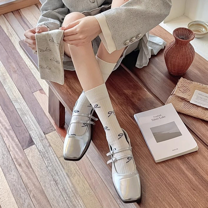 Coquette Bow Print Ribbed Crew Socks, Neutral Tone Minimalist Bow Pattern Mid-Calf Socks, Women's Casual Knit Socks For Daily Wear & Preppy Style