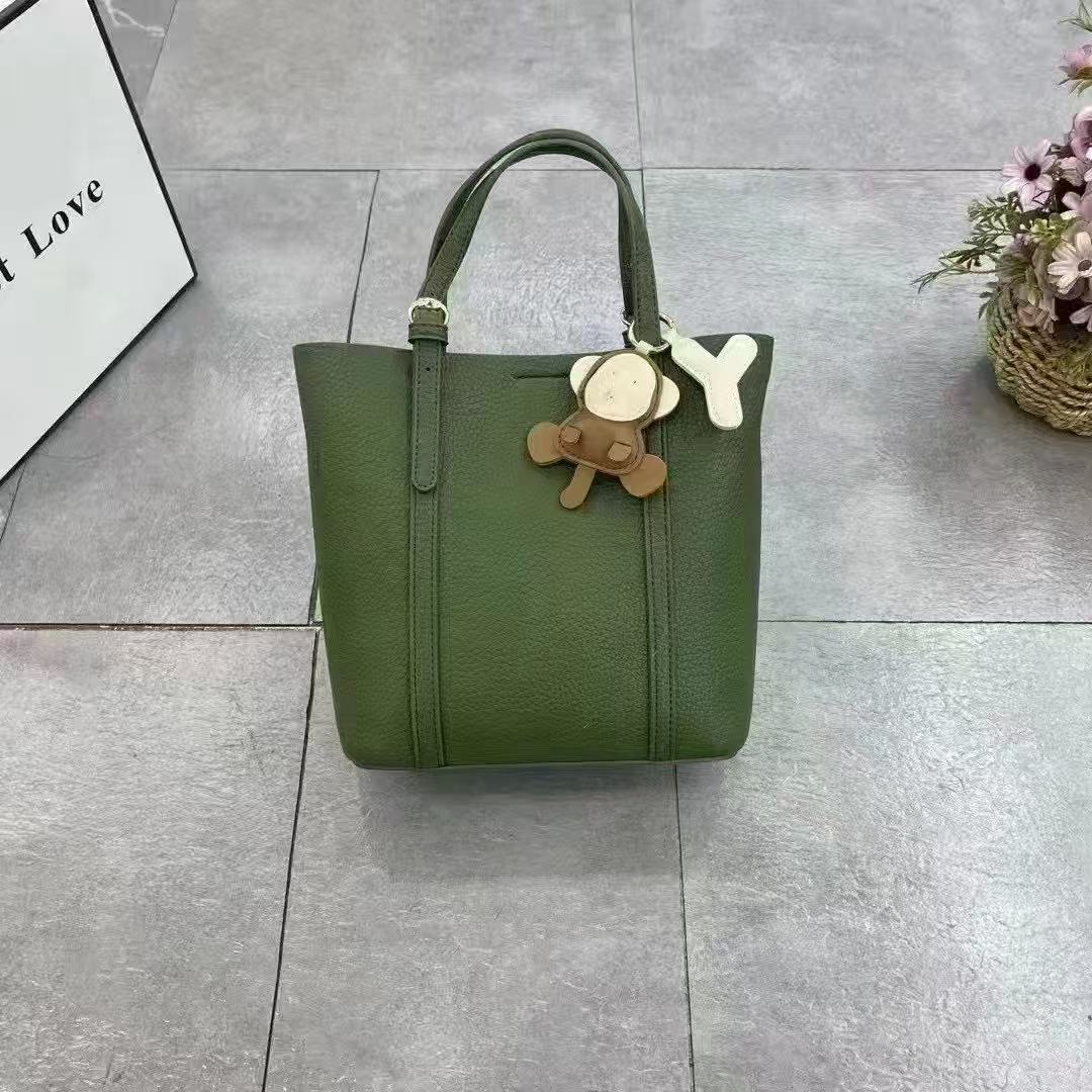 High-end Retro Large Capacity Commuter Bag